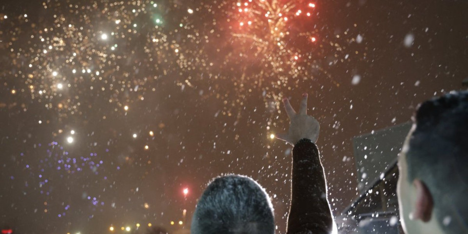 SPEKTAKULARNI VATROMET IZNAD INFORMERA: Gori nebo nad Beogradom, počeo EXATLON (VIDEO)