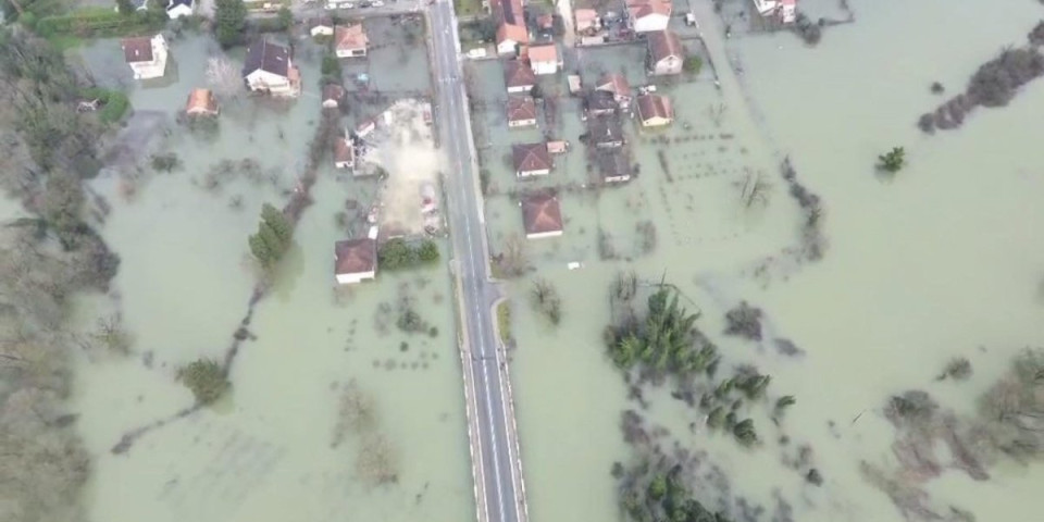 Haos u Crnoj Gori - Izlila se Zeta, ulice pod vodom