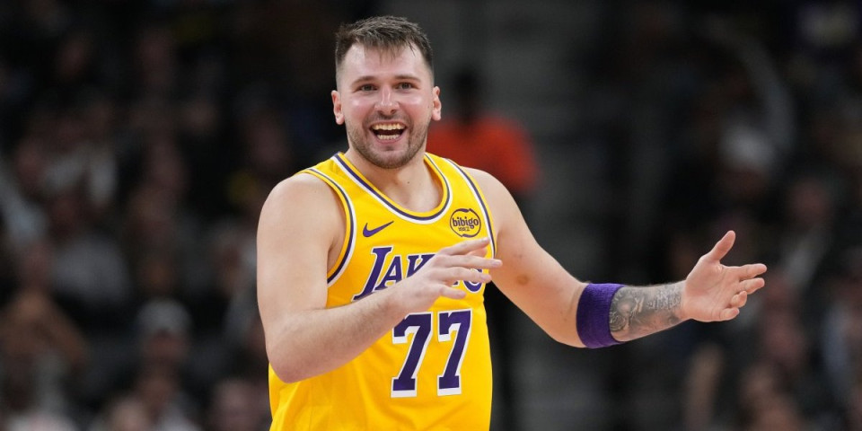 Hit snimak iz Los Anđelesa: Dončić učio srpski saigrače iz Lejkersa (VIDEO)