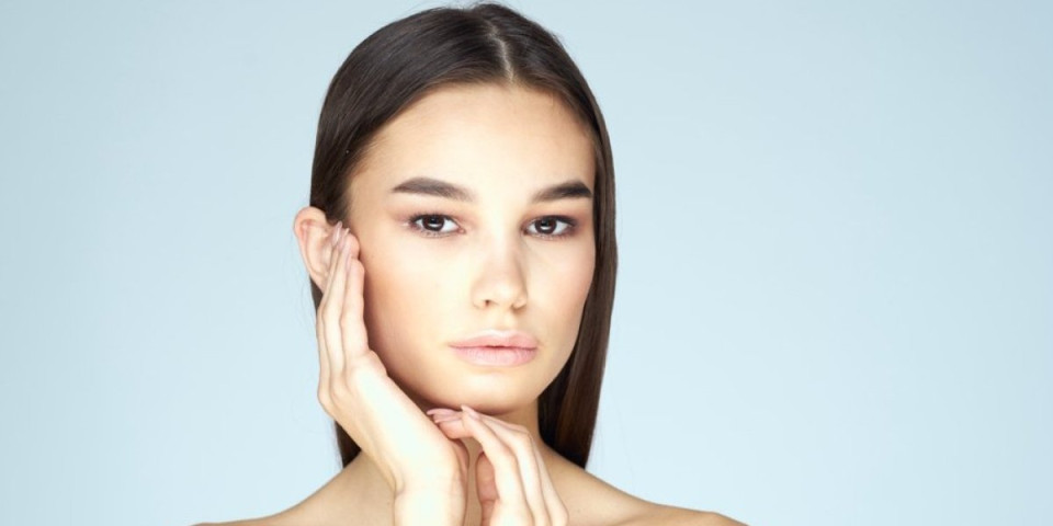 Ovaj TikTok trik obećava prirodniju šminku: Prvo ga je promovisala Šeron Stoun - da li zaista funkcioniše?