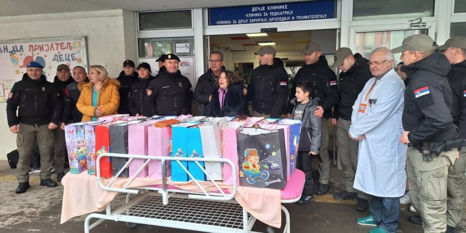 Akcija niške žandarmerije: Pokloni za mališane koji se leče u bolnici
