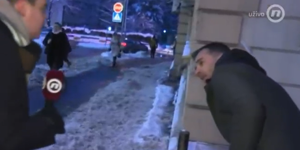 Savo Manojlović se pretvara da čisti sneg: Blokader zvao kamere da ga snime, pa glumi da mu to smeta (VIDEO)