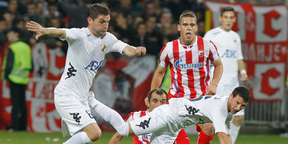 Konačno otkriveno: Igrači mislili da je napustio Zvezdu, a evo zbog čega je Stojanović otišao sa meča (VIDEO)