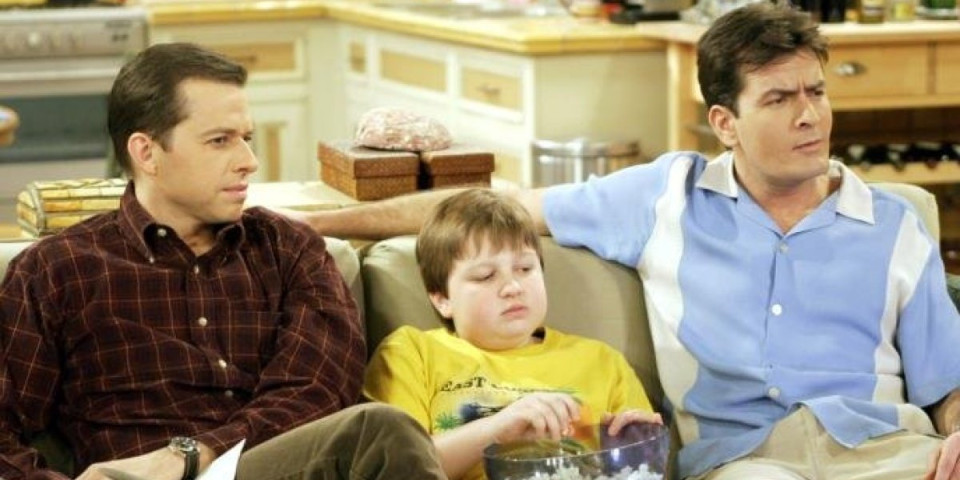 Ovako izgleda preslatki dečak iz "Dva i po muškarca": Seriju od koje je zarađivao 346 hiljada € nazvao smećem i okrenuo se veri