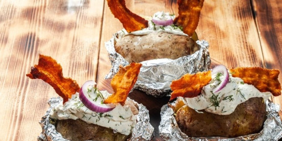 Zapečeni krompir u foliji sa kajmakom i slaninom - savršen uz kiseli kupus