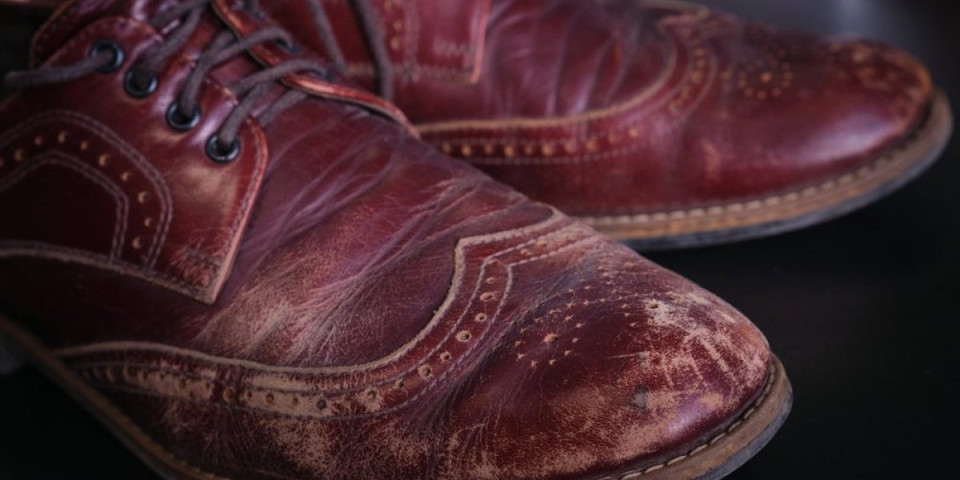 Ogrebotine na kožnoj obući nestaju kao magijom: Utrljajte ovu smesu i cipele će biti kao nove (VIDEO)