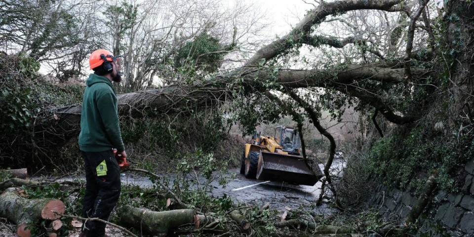(VIDEO) Engleska paralisana! Vozovi otkazani, škole ne rade danima - oluja Goreti napravila nezapamćen haos