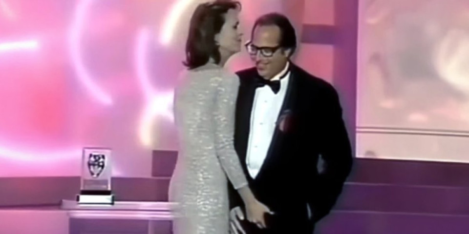 Glumica uhvatila kolegu za penis pred ocem uživo u programu: O njegovoj reakciji svi bruje (VIDEO)