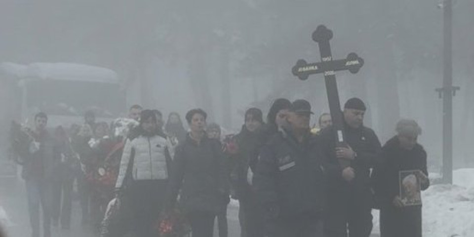 Potresne scene na sahrani Jovanke Jolić - Ovaj detalj je posebno privukao pažnju (VIDEO)