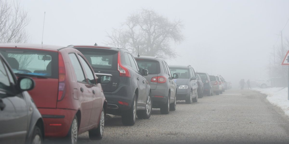 Kolona vozila pred kućom Stefana Ivanovića