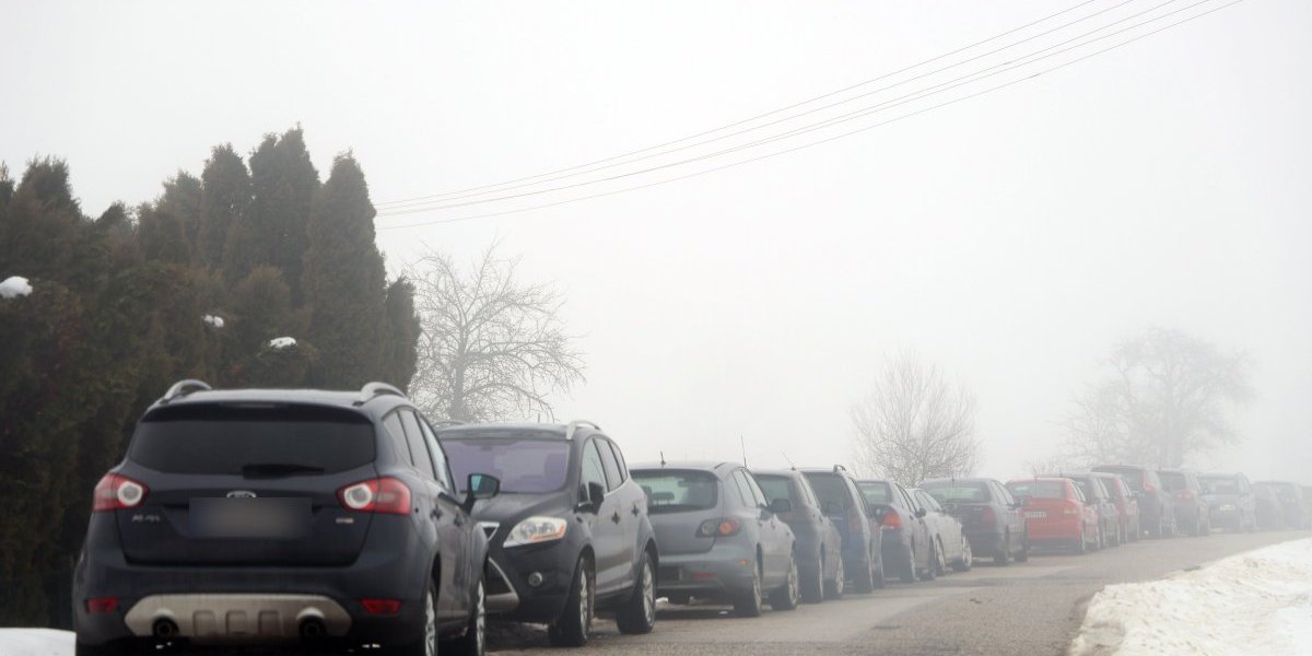 Kolona vozila pred kućom nastradalog Stefana Ivanovića