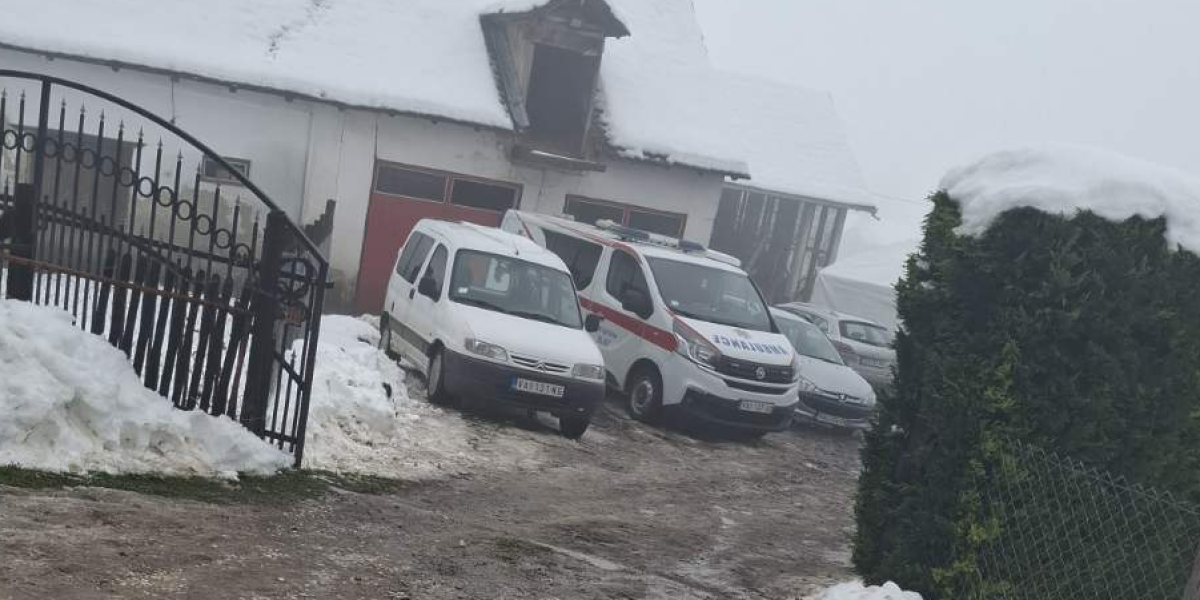 Hitna pomoć pred kućom