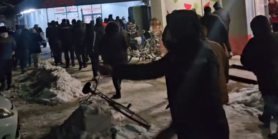 (VIDEO) Blokaderski teror u selu Pivnice: Nasilje eskaliralo - reagovala policija