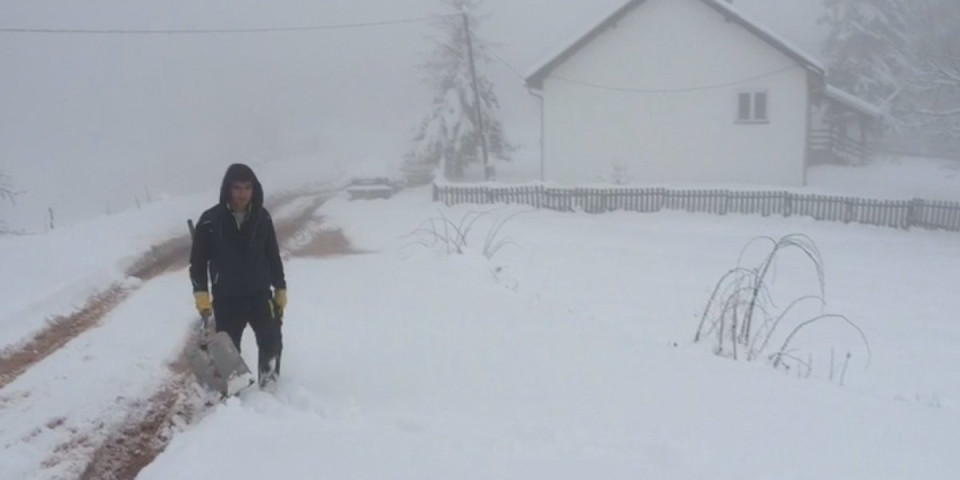 Sneg zatrpao Sjenicu! U srpskom Sibiru skoro pola metra, gusta magla ometa mehanizaciju