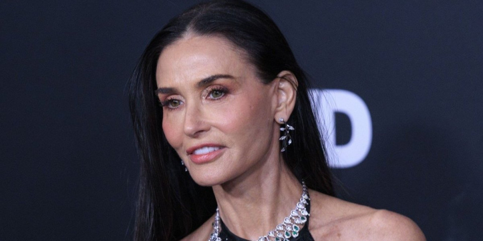 Demi Mur izgrmela na crvenom tepihu: Glumica gazi sedmu deceniju, a kida kako izgleda (FOTO)