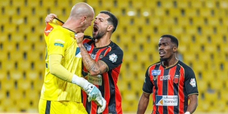 Borjan napravio haos na terenu - Saigrača gurnuo glavom, drugog udario pesnicom (VIDEO)