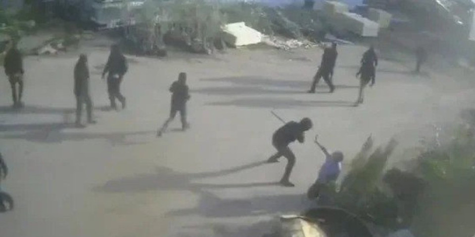 (UZNEMIRUJUĆE) Gluv i nemoćan protiv gomile: Snimak brutalnog prebijanja starca koji nije čuo upozorenje!