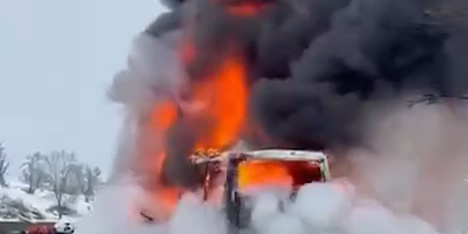 Haos na drumu: Autobus se zapalio u punoj brzini, od vozila ostala samo zgarišta! (VIDEO)