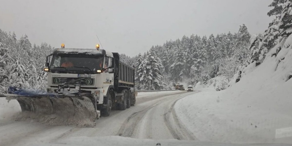 Mećava na Zlatiboru: Zabrana za šlepere i dalje na snazi - Putarima ovo otežava posao (FOTO)