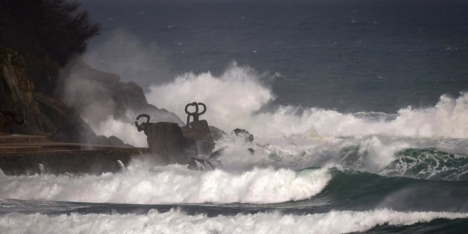 Apokalipsa širom Evrope: Zbog nevremena otkazani vozovi, letovi, 700 kamiondžija zaglavljeno na putu!