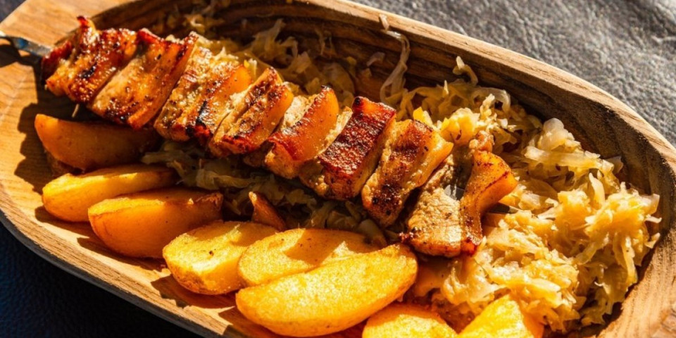 Najsočniji zimski ručak: Svinjska rebarca u rerni - 2 priloga koja obaraju sa nogu