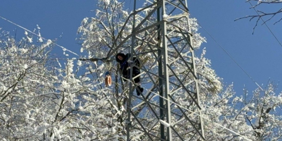 Jedan pogrešan pokret i - katastrofa: Rade u surovim uslovima, rizikuju život... (VIDEO)