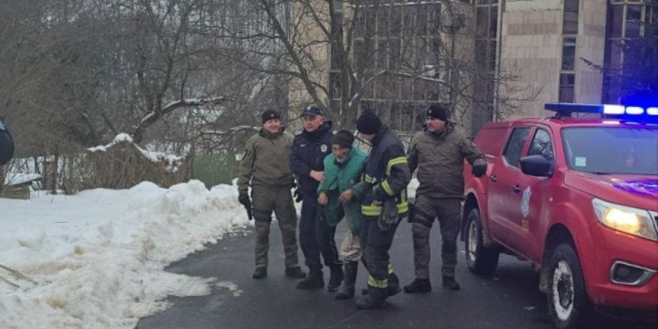 Deka (82) danima bio bez hrane i vode, a onda su se pojavili oni: Evo gde se sada nalazi (FOTO)