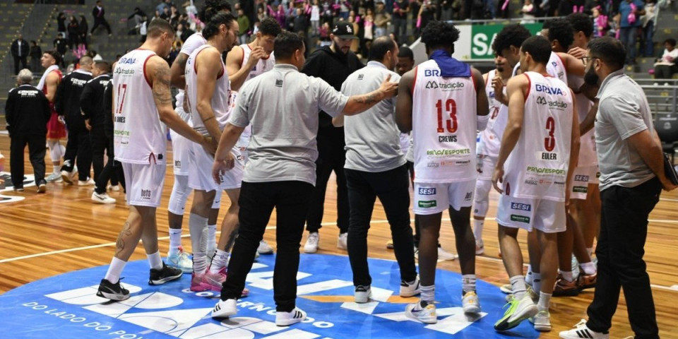 Jezive scene u Brazilu: Sudija pretučen, navijač ga brutalnim zahvatom oborio na parket (VIDEO)