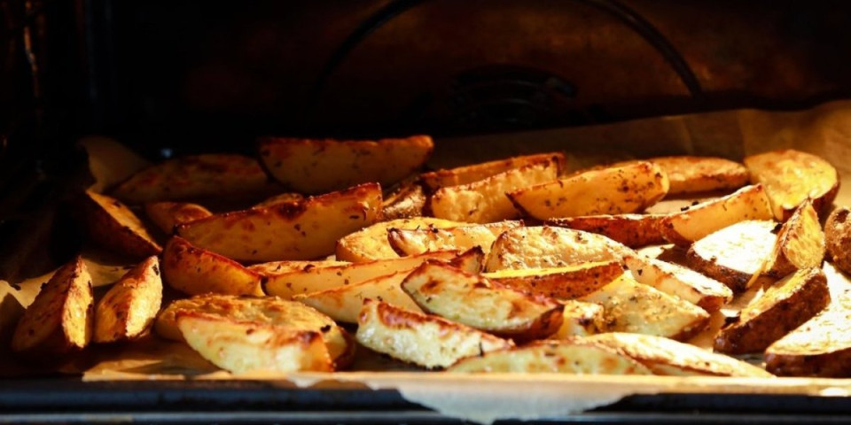 Recept za najbolji pekarski krompir sa slaninicom: Jak i sočan ručak, topi se u ustima