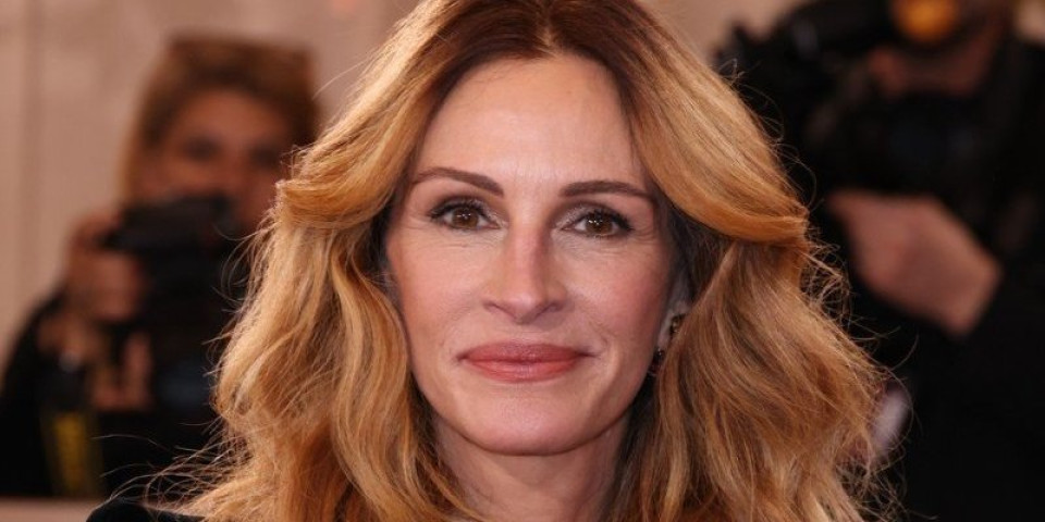 Džulija Roberts očarala na Zlatnom globusu: Zanosnim dekolteom ostavila sve bez reči (FOTO)