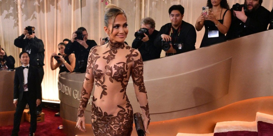 Atributi pucaju ispod providne haljine: Džej Lo pokazala izvajane trbušnjake i zadnjicu - fotografi se lomili da je uslikaju (FOTO)