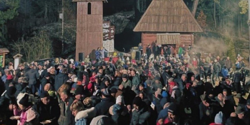 U ovo srpsko selo stiže Božić Bata, a ne Deda Mraz: Doček Pravoslavne nove godine ispred crkve