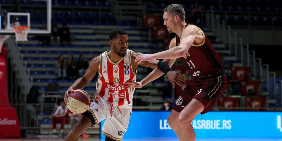 Burek sa sirom: Urnebesna provokacija navijača Zvezde, Bosanci na aparatima (FOTO)