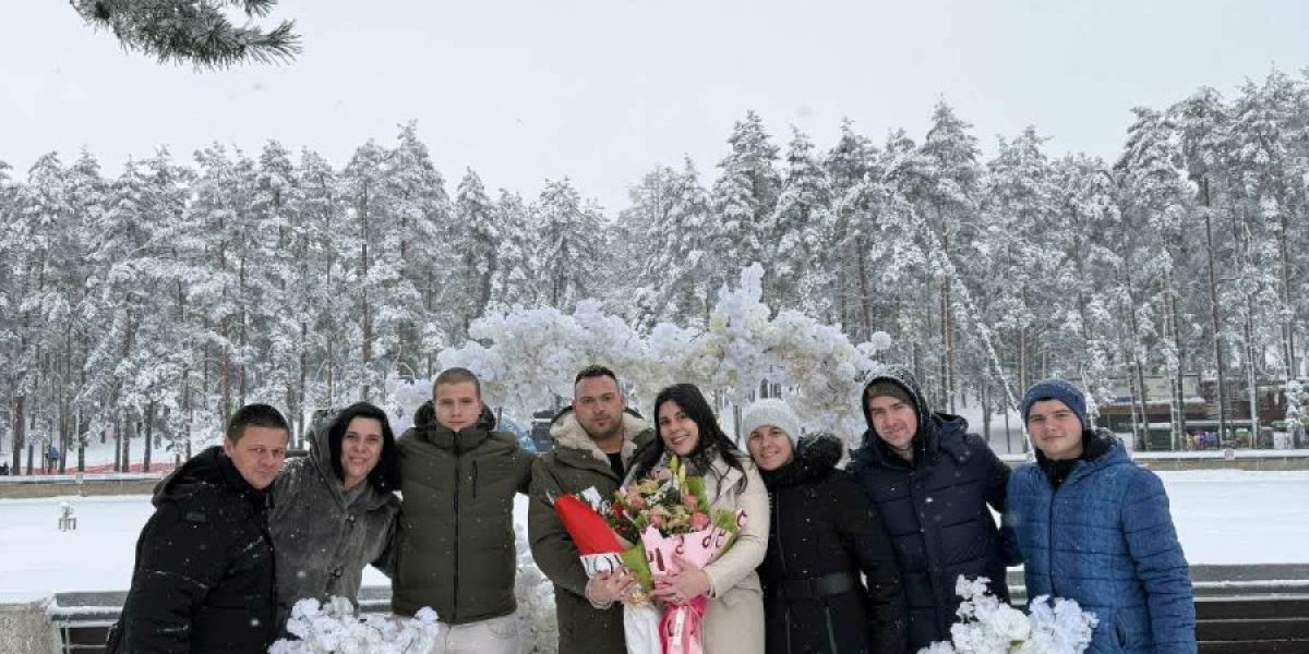 Ivan Nikolć i Teodora Dojić iz Koceljeve sa prijateljima 