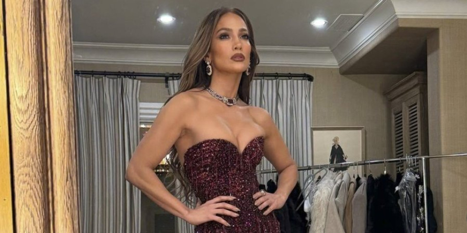 Grudi samo što nisu ispale iz haljine: Dženifer Lopez izgrmela - atributi latino dive mame na greh (FOTO)