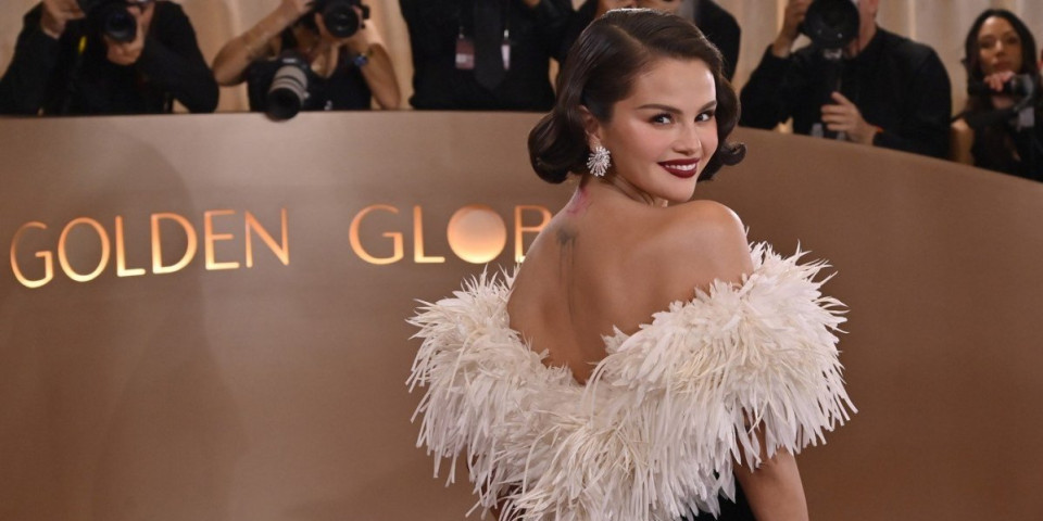 Za izradu ove haljine je bilo potrebno 323 sata: Selena Gomez privukla pažnju na prestižnom događaju (FOTO)