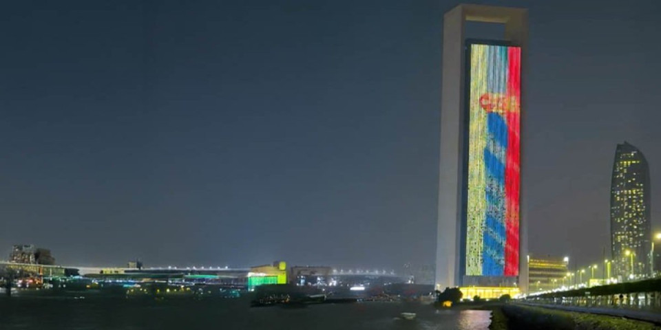 Srpska trobojka u Abu Dabiju: Osvanula poruka upućena Srbima - oglasio se i predsednik Vučić (VIDEO)