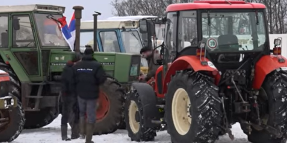 Vozi momče traktorče: Kako su meštani paraćinskog sela uveli nov običaj za Srpsku (VIDEO)