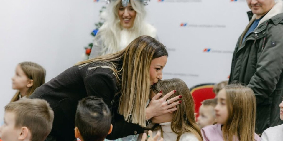 "Nema veće radosti od dečijeg osmeha": Mesarović u Kuli podelila paketiće povodom Srpske nove godine
