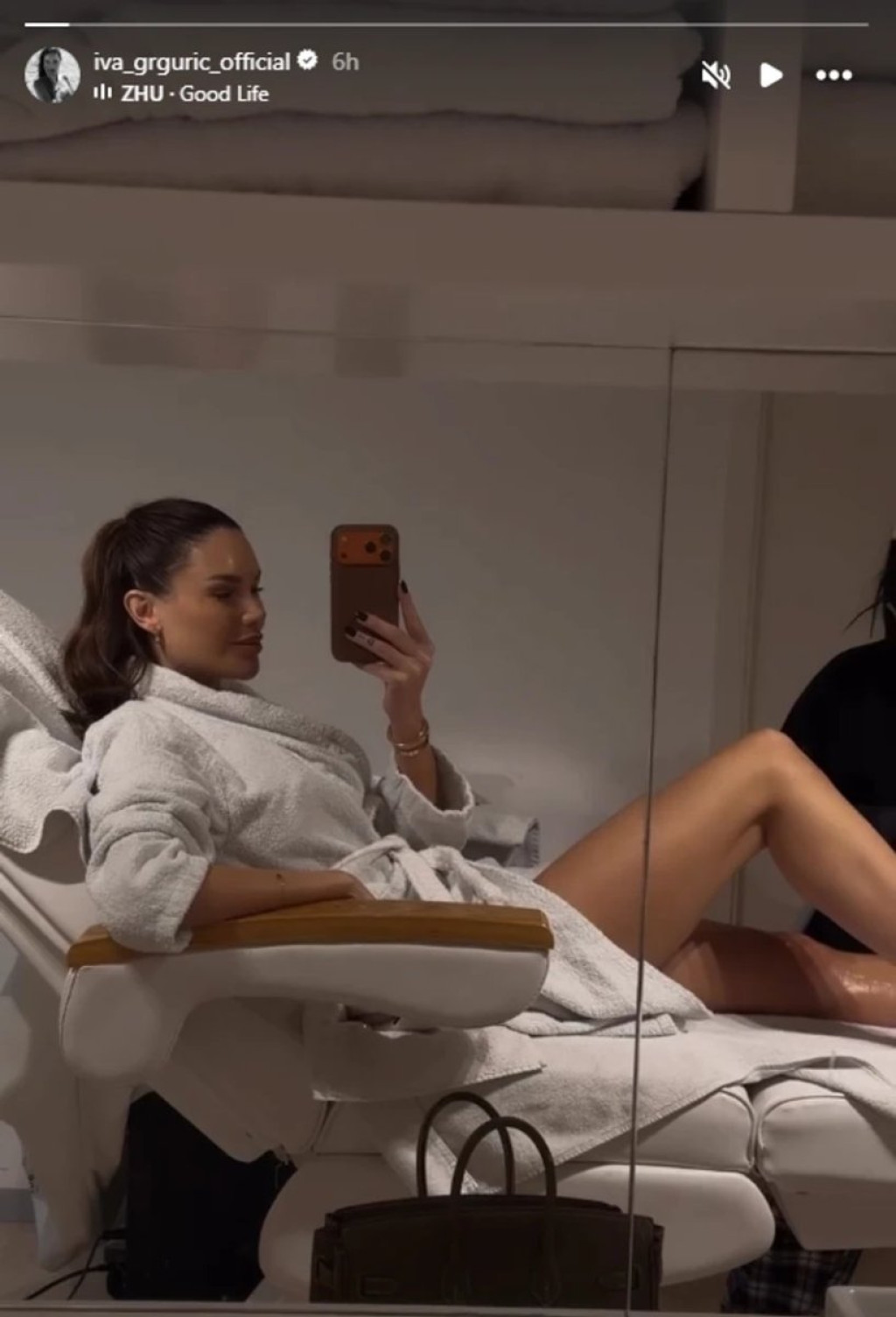 Nauljila se i podigla bademantil: Pobednica rijalitija zaludela objavim (FOTO)