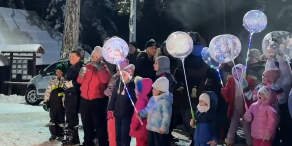 Božić Bata stigao da podeli paketiće: Evo ko mu je pravio društvo (FOTO)