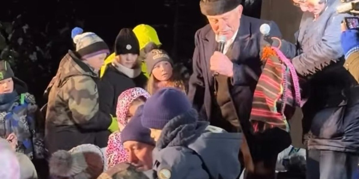 Božić Bata deli deci paketiće