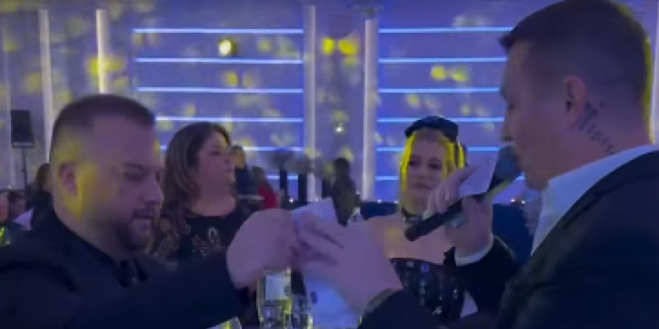 Borko okitio kolegu evrima - Šokiraće vas koliko bakšiša je dao za jednu pesmu (VIDEO)