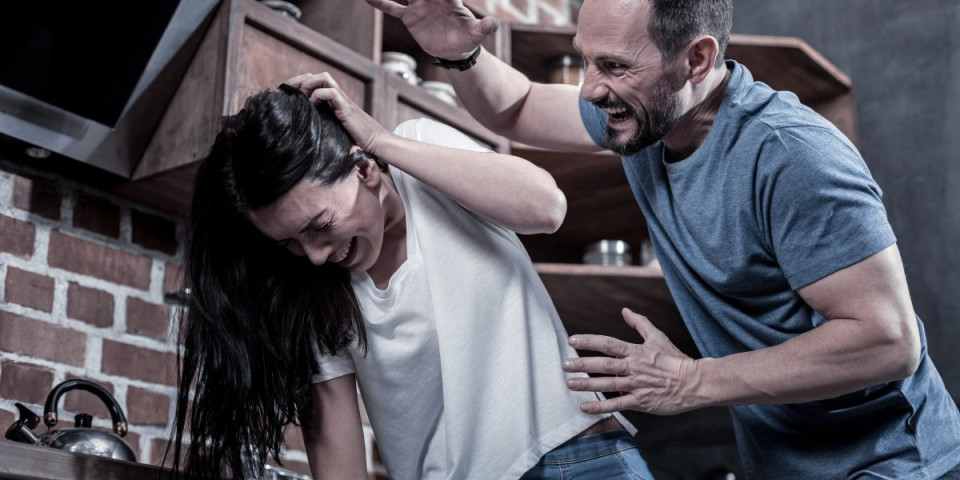 Užas u Beogradu: Devojku poznanik držao kao taoca, mučio je i zverski tukao i sekao lice