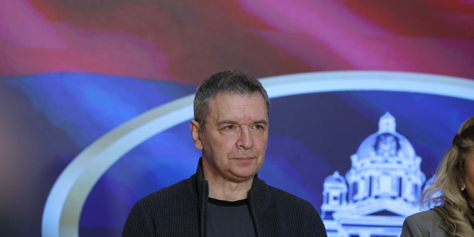 "Neka piju svoj espreso i sude s telefona": Ćuta ne da fotelju i udara po blokaderima (VIDEO)