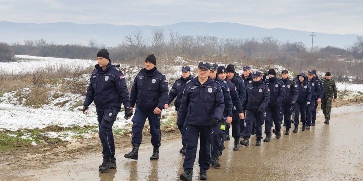 Veliki broj policajaca stigao je u selo