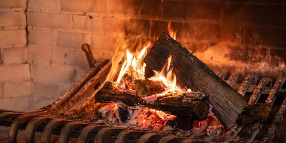 Greje kuću od poda do plafona: Ubacite ovo drvo u šporet i biće vam toplo sve do jutra