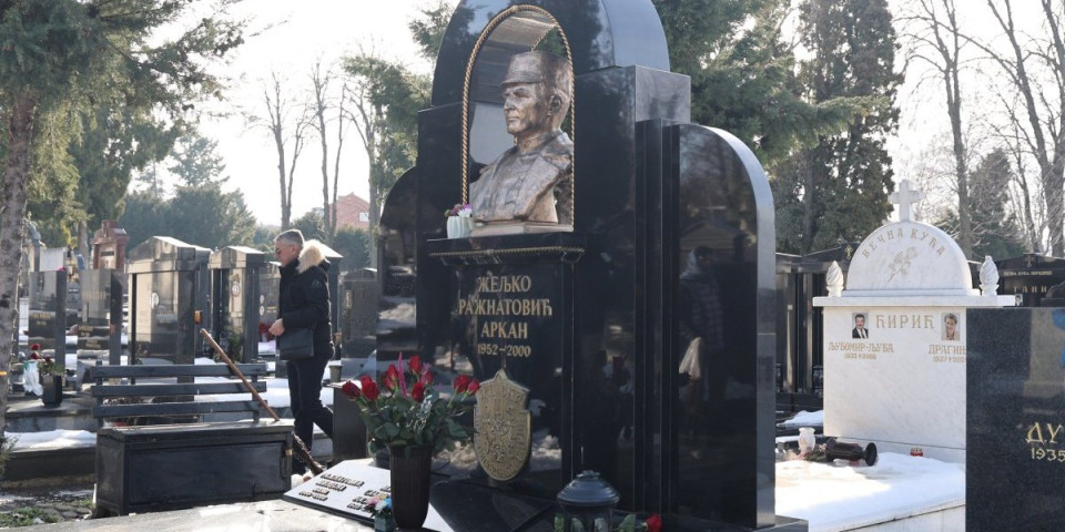 Ceca je sa njima došla na pomen Arkanu - Njih dvoje se ne odvajaju od nje (FOTO)