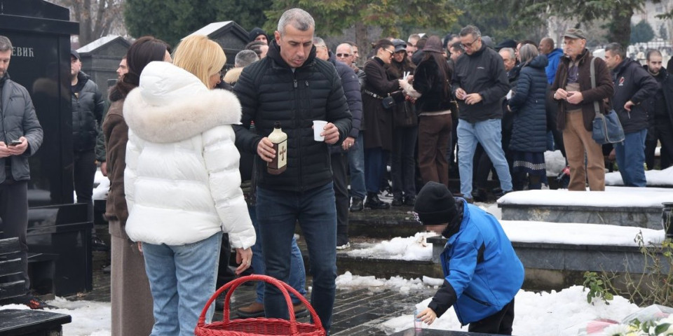 Dirljiva scena na Arkanovom pomenu - Evo šta je mali Željko uradio na dedinom grobu