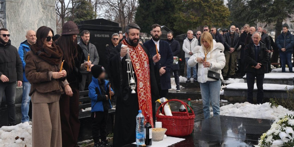 Ceca je sa njima došla na pomen Arkanu - Njih dvoje se ne odvajaju od nje (FOTO)